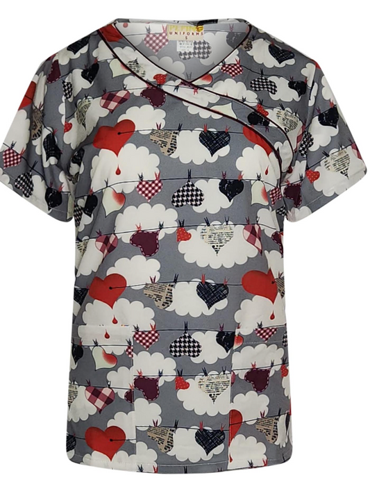 Blusa médica cruzada con ribete burdeos y estampado Heartline de Pepino Uniforms