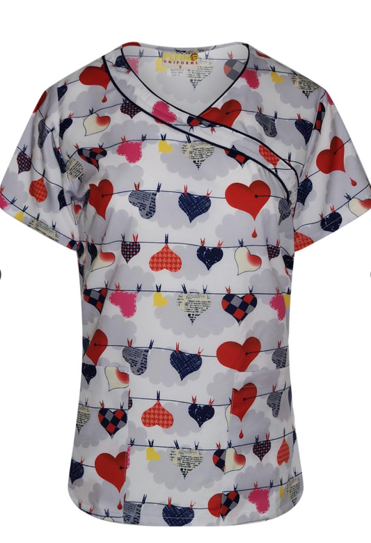 Blusa quirúrgica cruzada con estampado Heartline en azul marino de Pepino Uniforms