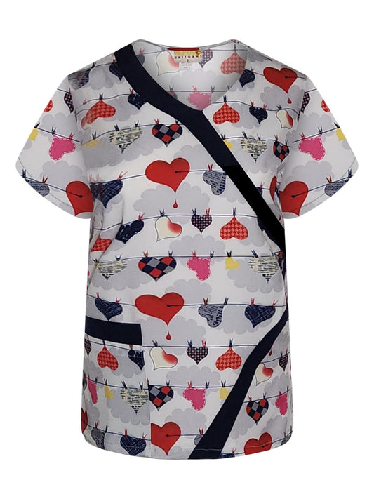 Blusa médica con cuello en V y ribete con corazones colgantes estampados de Pepino Uniforms