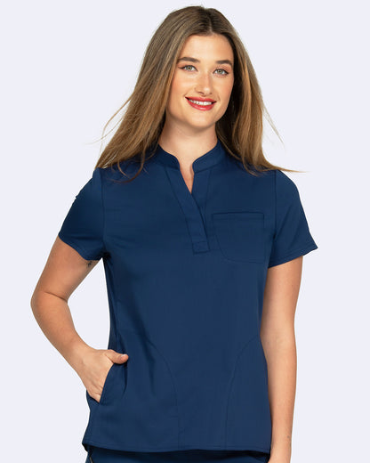 Blusa médica con escote tipo metido Chelsea de Zoe Alexandra