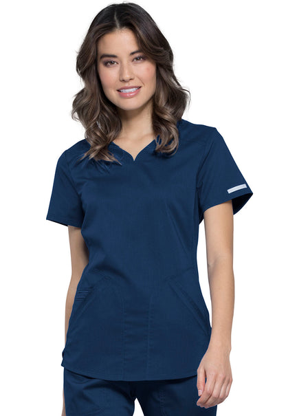 Blusa médica con cuello en V Revolution de Cherokee Workwear