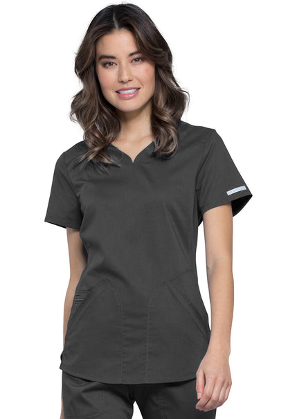 Blusa médica con cuello en V Revolution de Cherokee Workwear