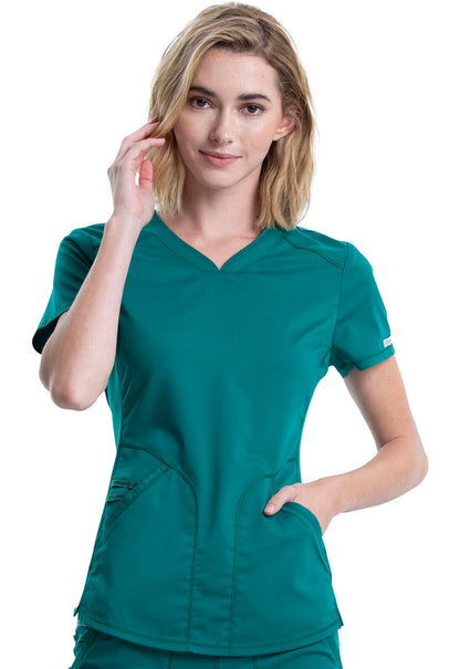 Blusa médica con cuello en V Revolution de Cherokee Workwear