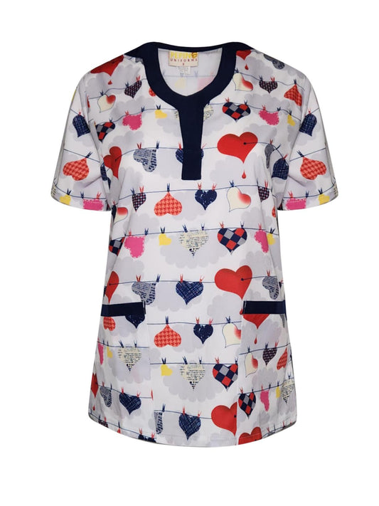 Blusa médica con cuello en U y ribete azul marino con estampado HeartLine de Pepino Uniforms