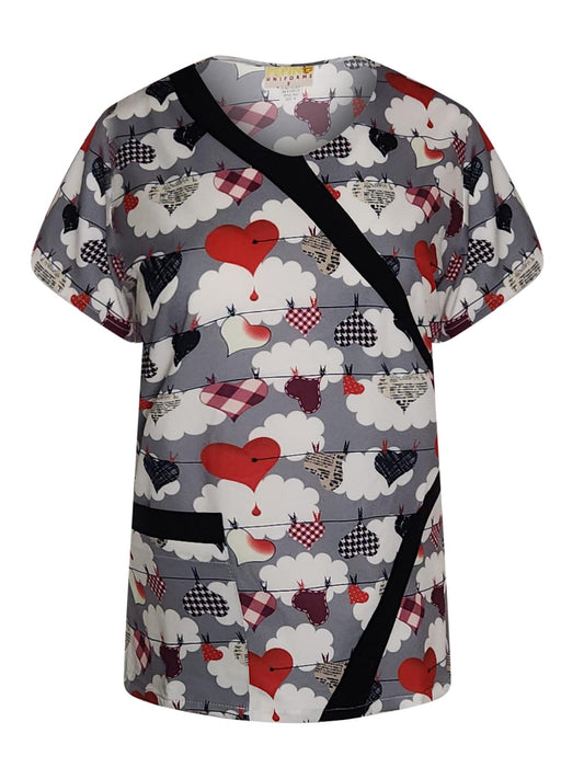 Blusa médica con cuello en V y ribete con corazones colgantes y estampado de Pepino Uniforms