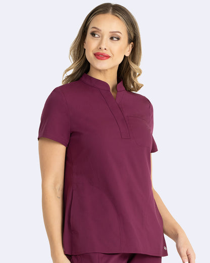 Blusa médica con escote tipo metido Chelsea de Zoe Alexandra